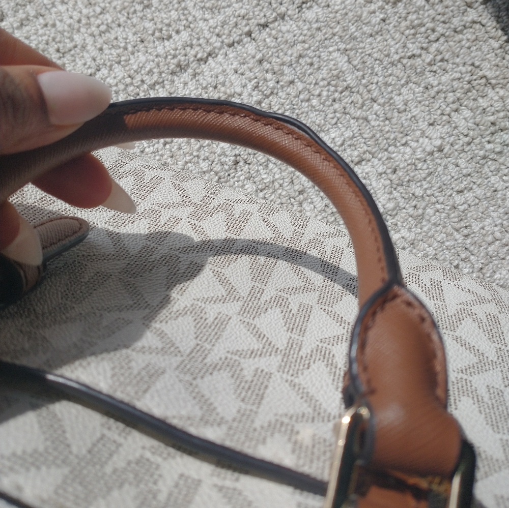 Women's Michael kors "Ciara - vanilla/lugg MD messenger " monogrammed crossbody - Picture 9 of 15